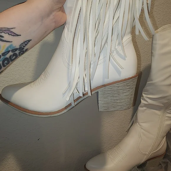 NWT White Fringe Boots - Picture 2 of 3